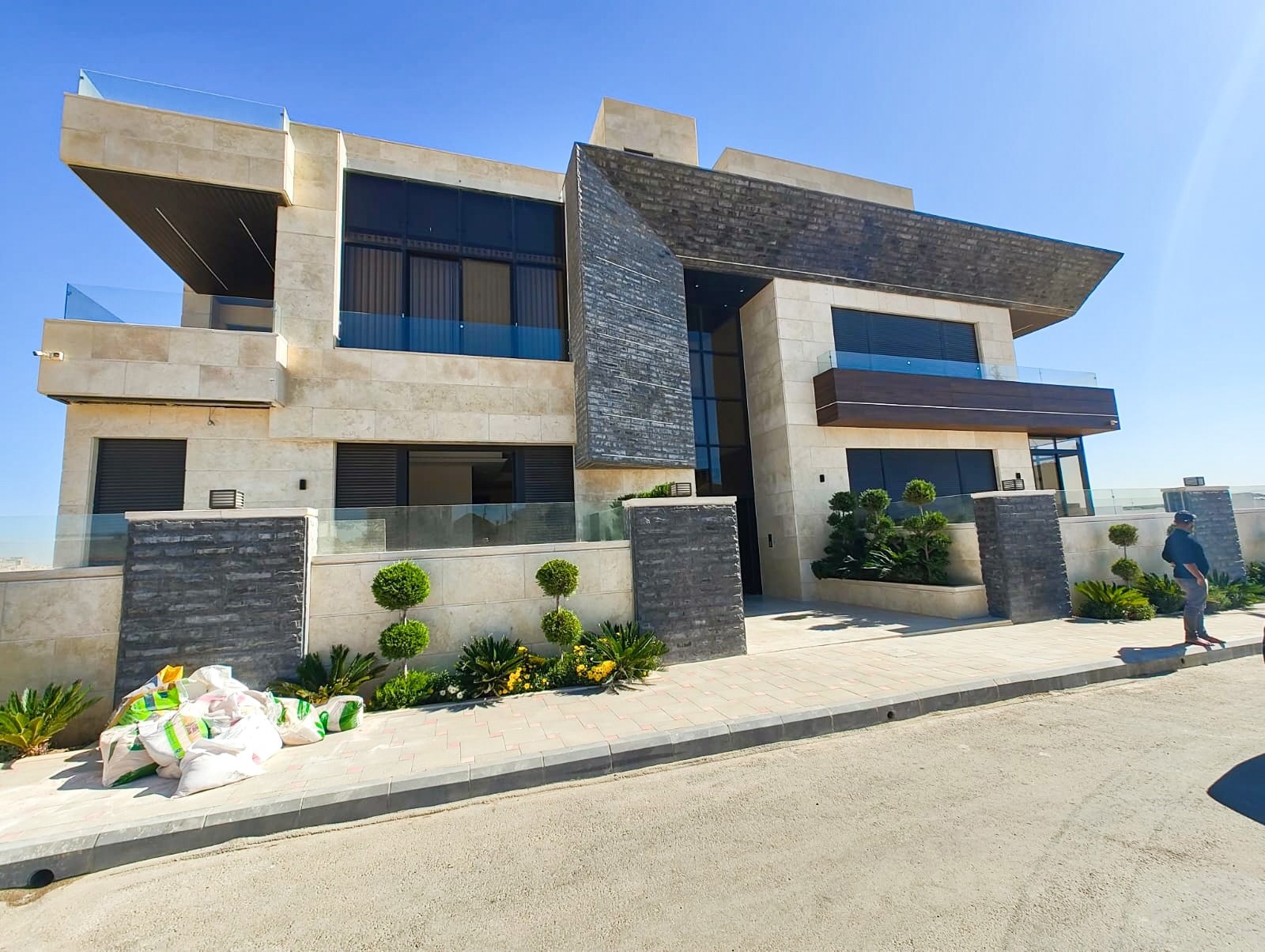 A distinguished apartment for sale in one of the most beautiful areas of Al-Zuhair – 290 sqm.